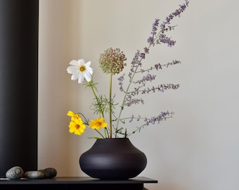 Wabi Sabi zwart porseleinen Ikebana-vaas, rustiek Japans keramisch diep bord, Moribana Japandi-vaas