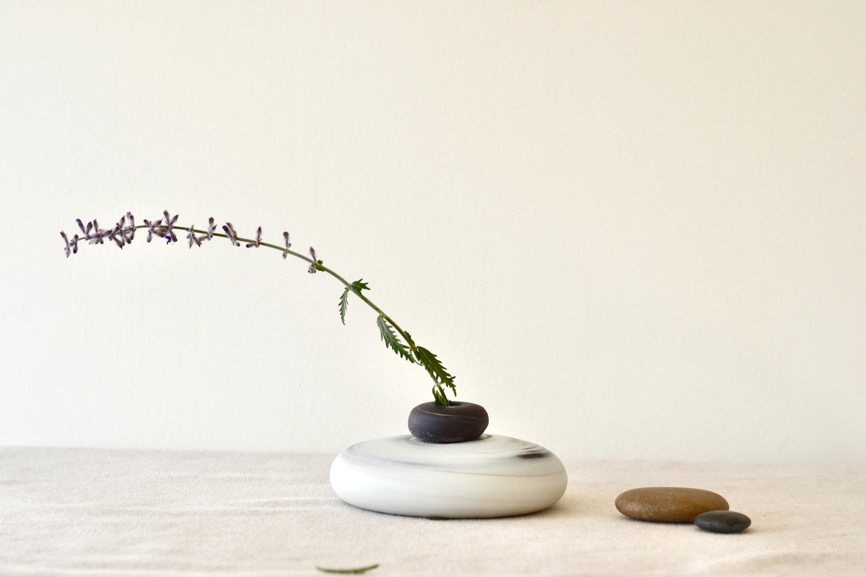 手作りの練り上げ陶器の花瓶：積み重ねた石の禅風装飾、彫刻的な存在感