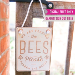 Cartello Da Giardino Divertente "Pardon The Weeds We Are Feeding The Bees" 20x30 Cm - Impermeabile Per Esterno