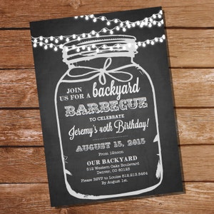 Peut inclure: Invitation de style tableau noir avec une illustration de bocal en verre blanc. Le texte indique "Rejoignez-nous pour un barbecue dans la cour pour célébrer le 40e anniversaire de Jeremy ! Le 15 août 2015 à midi. Notre cour 512 Western Oaks Boulevard Denver, CO 80123. Veuillez confirmer votre présence auprès de Louise 812.213.5464 avant le 1er août."