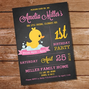 Invitation de fête d&#39;anniversaire de canard en caoutchouc de fête d&#39;anniversaire de filles