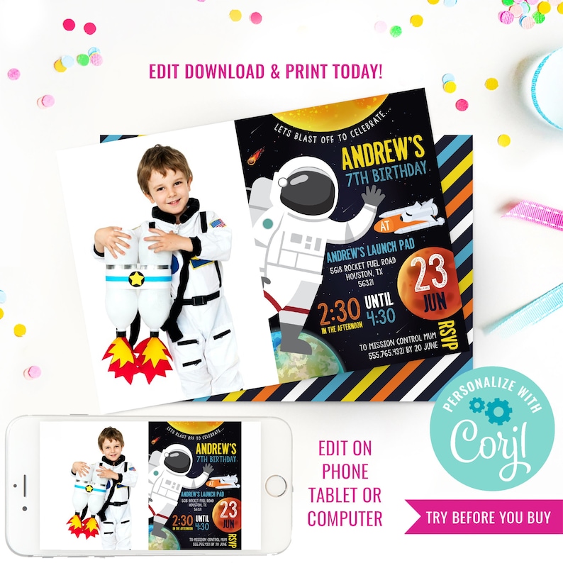 Puede incluir: Invitaci&oacute;n editable para una fiesta de cumplea&ntilde;os con tem&aacute;tica de astronauta con un espacio reservado para una foto. La invitaci&oacute;n presenta un astronauta de dibujos animados, un cohete, un planeta y el texto "Andrew's 7th Birthday".