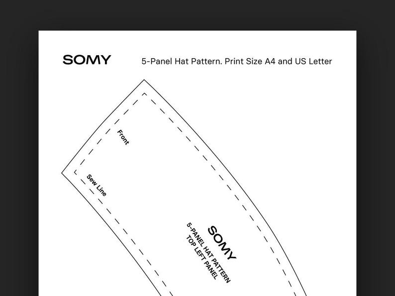 Pu&ograve; includere: Un modello di cappello a 5 pannelli su carta bianca. Il modello include linee tratteggiate che indicano la linea di cucitura e la parte anteriore del cappello. Il testo "SOMY" e "5-Panel Hat Pattern, Print Size A4 and US Letter" sono visibili.