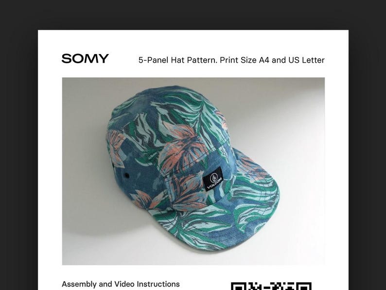 Pu&ograve; includere: Un cappello a cinque pannelli con un motivo a foglie tropicali nei toni del blu, verde e corallo. Il cappello presenta una piccola etichetta nera con testo bianco e un logo circolare. Il testo "SOMY" &egrave; nella parte superiore dell'immagine, insieme a "5-Panel Hat Pattern."