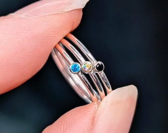 Anelli sovrapponibili super sottili con pietre preziose colorate personalizzabili. Anelli sovrapponibili in argento Sterling extra delicati, con piccole opzioni di colore per le pietre portafortuna.