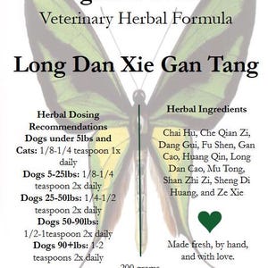 Puede incluir: Una ilustración de una mariposa verde y amarilla con el texto "Kingdom of Basil Veterinary Herbal Formula Long Dan Xie Gan Tang". El texto en el lado izquierdo de la imagen enumera las recomendaciones de dosificación para perros de diferentes pesos. El texto en el lado derecho de la imagen enumera los ingredientes herbales de la fórmula. El texto en la parte inferior de la imagen dice "200 gramos Hay aproximadamente 100 cucharaditas por bolsa de 200 gramos."