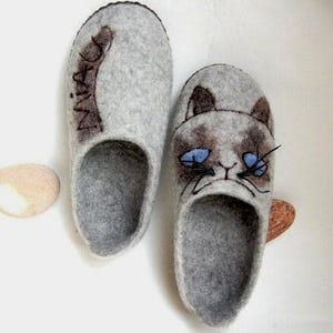 Grumpy cat slippers, personalized grey wool slippers, felted slippers  with cat name, gift for cat lovers, Sad cat, home shoes - to order