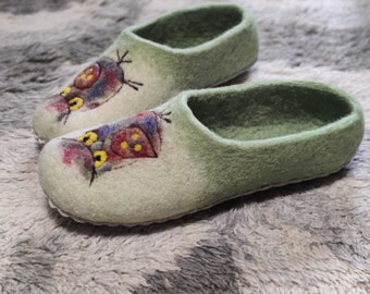 Owls art slippers, grass green  slippers, felted wool slippers, womens house slippers, gift for mom - to order