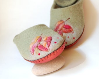 Leaves art slippers - felt slippers - Women felted slippers - Wool home shoes -  Mossy green slippers - to order