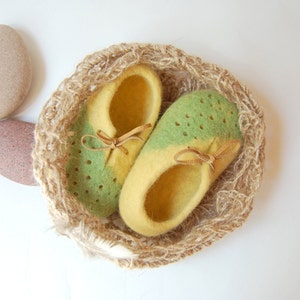 Chaussons en laine jaune pour nouvelle maman dans un sac en jute au crochet, bottines feutrées pour bébé, cadeau pour nouveau-né 4 US bébé image 1