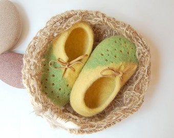 New Mom gift yellow wool booties in crochet jute bag felted boots for baby Gift for Newborn Baby Reveal - 4 US (baby)