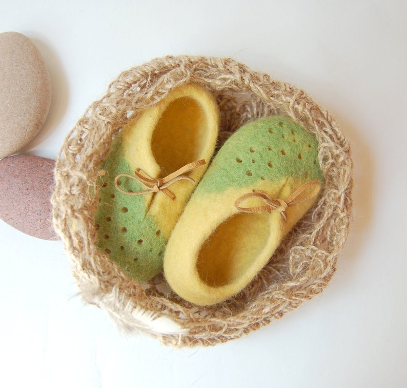 Chaussons en laine jaune pour nouvelle maman dans un sac en jute au crochet, bottines feutrées pour bébé, cadeau pour nouveau-né 4 US bébé image 1