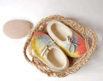 Baby felted Booties in crochet jute bag Unisex baby and toddler white wool shoes Handmade gift for Newborn