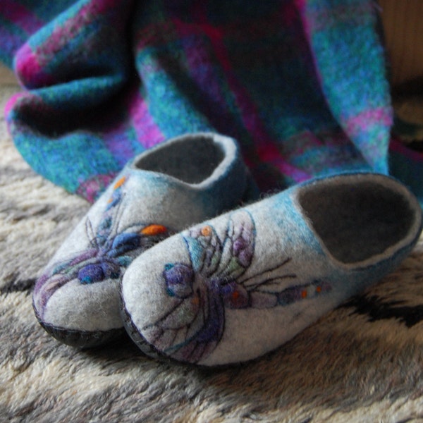 Pantoufles feutrées art libellule pour femmes, chaussures d'intérieur en laine grises et vert émeraude avec semelles en cuir, chaussons faits main - sur commande