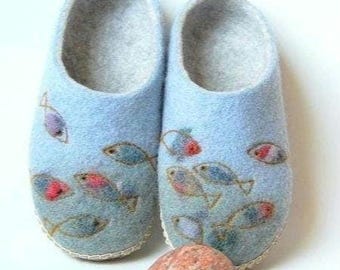 Pantofole in feltro a forma di pesce blu, fatte a mano – Calzature da casa in lana naturale con suola in cuoio
