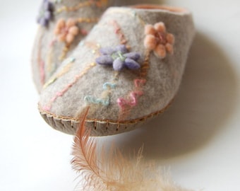 Gray felted slippers with felt flowers - natural wool home shoes for women - felt grey slippers - eco friendly - gift for her - to order