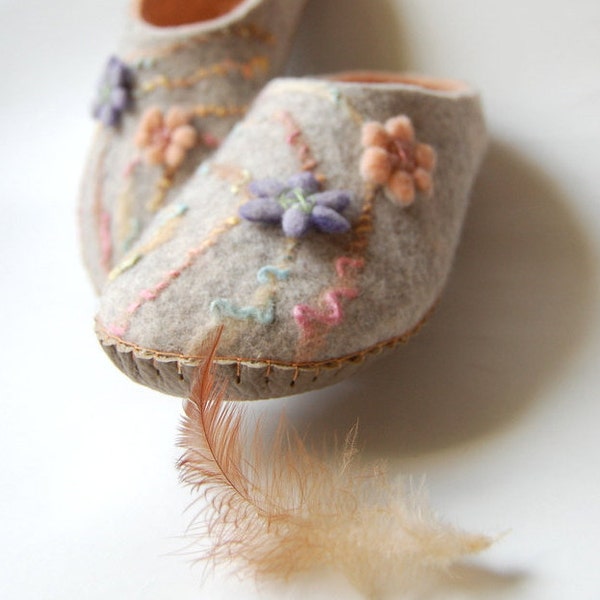 Gray felted slippers with felt flowers - natural wool home shoes for women - felt grey slippers - eco friendly - gift for her - to order