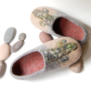 Chaussons en laine cadeau mari, chaussons feutrés art cactus pour hommes, sabots en laine, chaussons gris avec plante tropicale - sur commande