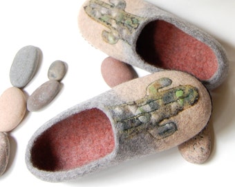 Husband gift wool slippers, cactus art felted slippers for men, woolen clogs, gray slippers with tropic plant - to order