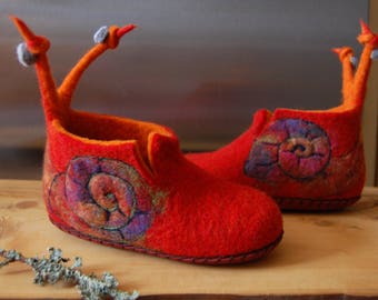 Snails felted slippers for kids, children's shoes, girls wool slippers, red wool house shoes, handmade home booties to order