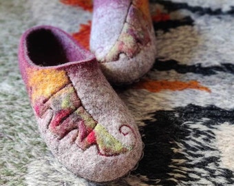 Woolen slippers - gift or wife , felted Slippers , burgundy and grey wool , Leaves Art Women Clogs - to order