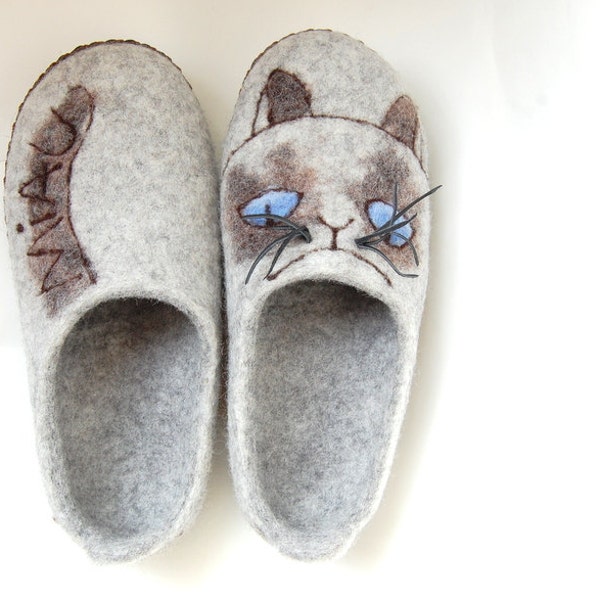 felted slippers for women "Sad cat 2 " to relax your feet-ecological-gift for her- (7,5 US)-be in fashion