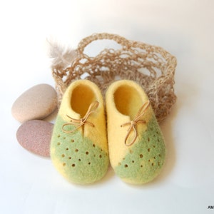 Chaussons en laine jaune pour nouvelle maman dans un sac en jute au crochet, bottines feutrées pour bébé, cadeau pour nouveau-né 4 US bébé image 2