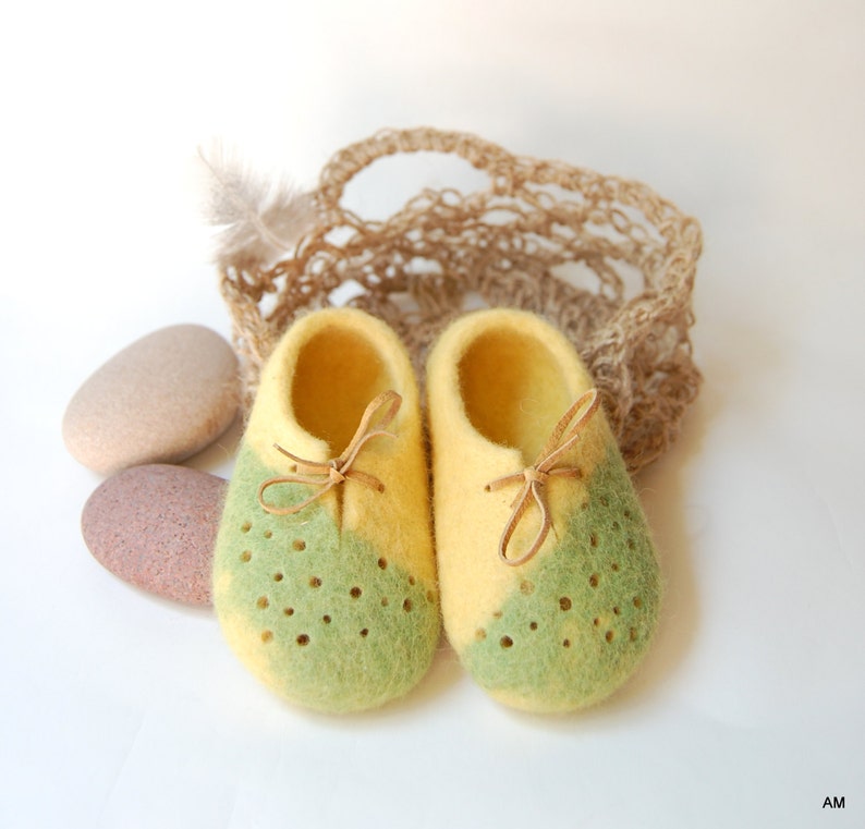 Chaussons en laine jaune pour nouvelle maman dans un sac en jute au crochet, bottines feutrées pour bébé, cadeau pour nouveau-né 4 US bébé image 2