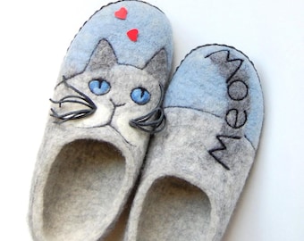 Meow slippers, women felted slippers, grey cat art slippers, wool house shoes, handmade gift for cat lover, natural woolen clogs - to order