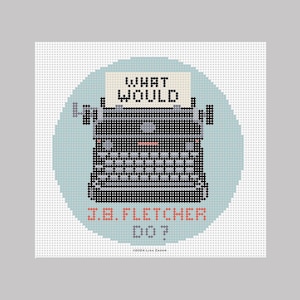Puede incluir: Un círculo azul y blanco con una máquina de escribir negra en su interior. La máquina de escribir tiene un papel blanco con el texto "WHAT WOULD J.B. FLETCHER DO?" en él.