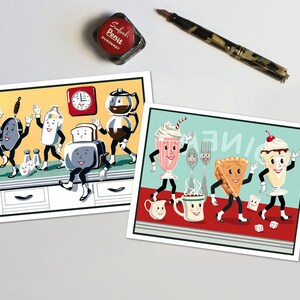 以下が含まれることがあります： 人型のキッチン用品とダイナー用品を描いたイラストのポストカード2枚。1枚目のポストカードは、フライパン、牛乳パック、トースター、コーヒーポットがカウンターの上で踊っている様子を描いている。2枚目のポストカードは、ミルクシェイク、フォーク、パイ、アイスクリームサンデーが赤いカウンターの上で踊っている様子を描いており、後ろの壁には「DINE」の文字が書かれている。