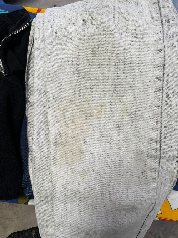1990s Grey Acid Wash Denim Jeans - image 5