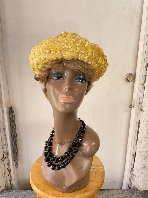1960s Yellow Raffia Ladies Hat - image 1