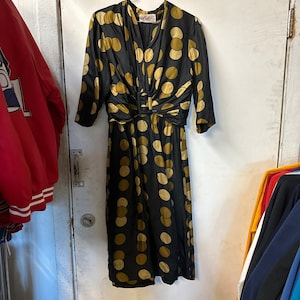 Vestido de día con lunares negros y marrones de principios de la década de 1960