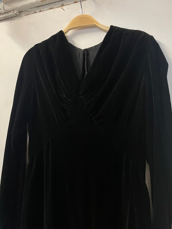 1930s Black Velvet Dress - image 2