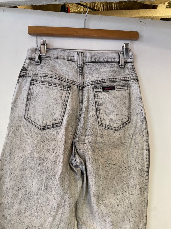 1990s Grey Acid Wash Denim Jeans - image 4