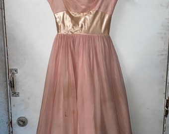 Vestido de fiesta Baby Pink Chiffon de la década de 1950
