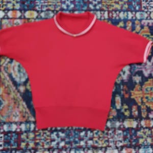 Vintage jaren 1950 robijnrode Orlon acryl pin-up top // Bettie Page // Virgin jaren 50 gebreide T-shirt // vleermuis vleugel dolman sleeve // col
