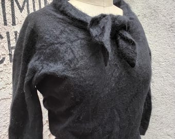 Jersey corto de cachemir negro estilo Betty Page, de finales de los 50 o principios de los 60.