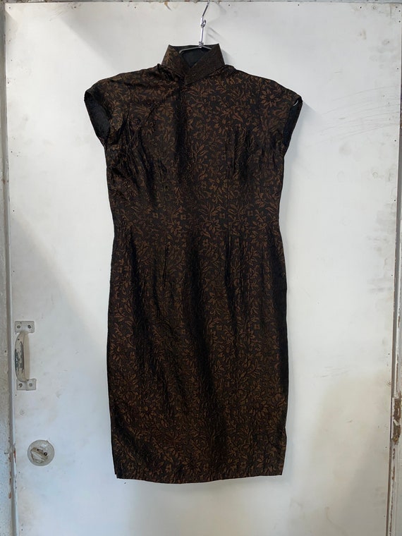 1950s Brown and Black Shiny Floral Cheongsam - image 1