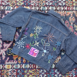 Chaqueta vaquera Levi's vintage para niños de los años 70 con etiqueta naranja // Bordado floral estilo boho // Parche de mariposa // Talla 10 para niños