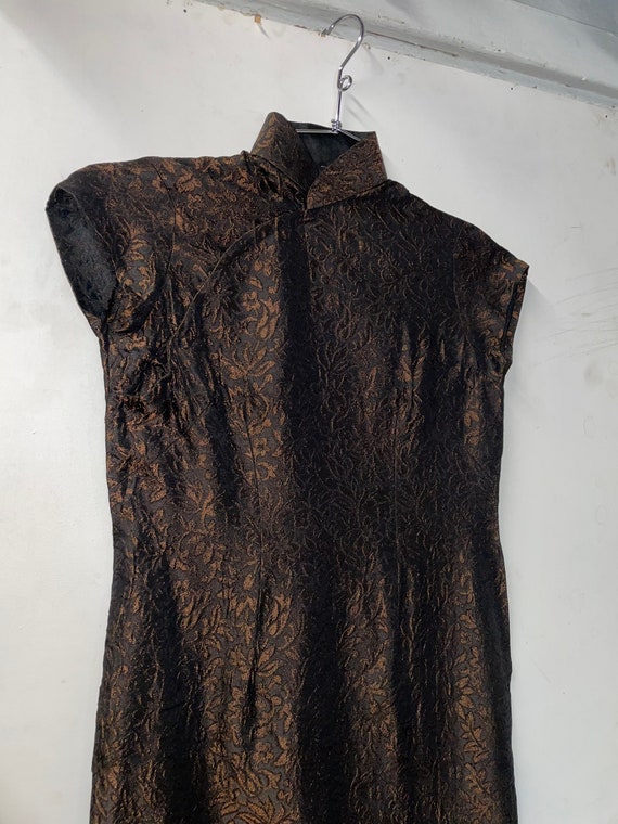 1950s Brown and Black Shiny Floral Cheongsam - image 2