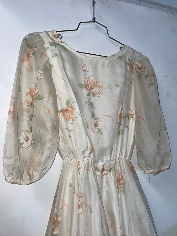 1970s White Floral Dress with puff Sleeves - image 2