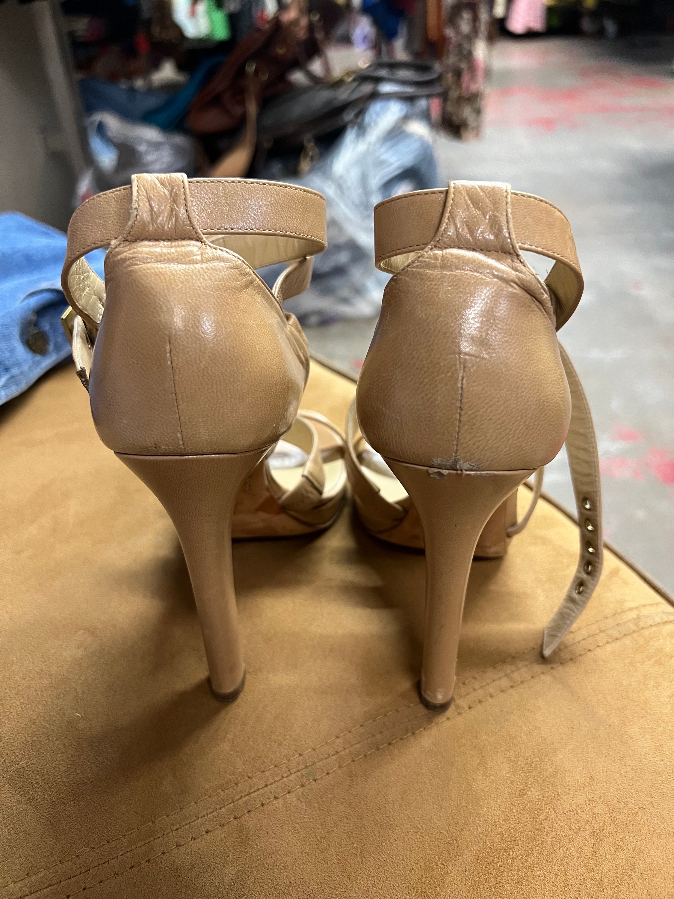 JIMMY CHOO ブルーポインテッドトゥヒール 36.5 ジミー チュウ ボタン付き Black スエード・ポインテッド トゥ