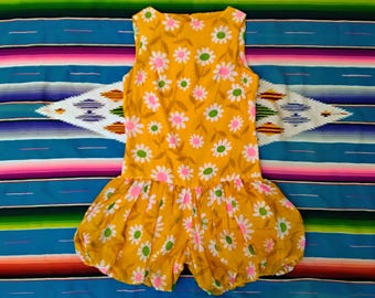 Vintage 1960s Strampler in Gelb mit Gänseblümchen Print // Handgemacht // Pumphose // Pink and Grün Gänseblümchen // 60s Mod // Flower Power