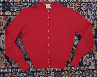 Cardigã vintage Orlon vermelho rubi em tricô acrílico dos anos 50 // Pin Up // Bettie Page // Cardigã de acrílico