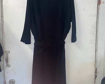 Vestido de crepé negro de la década de 1940 con cinturón