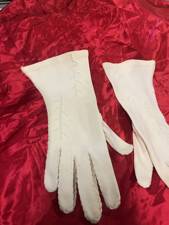 1950’s Ladies Gloves White Gauntlet Shaped - image 2