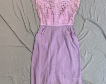 Vestido de encaje rosa de la década de 1950