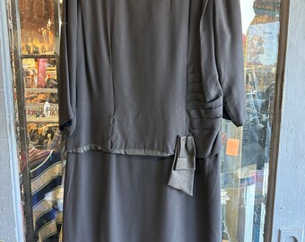1950s Schwarzes Plissiertes Gürtelkleid